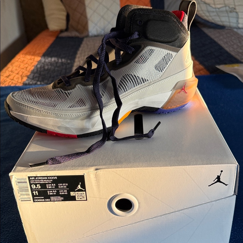 Men's size 9.5 Nike Air Jordan XXXVII